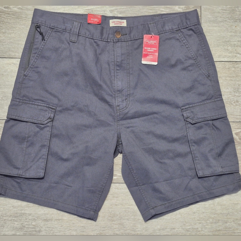 Levi Strauss Signature Men's Secure Cargo Shorts In Gray With Pockets. Hits Knee